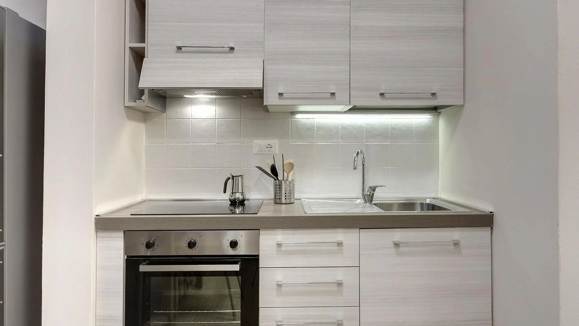 Opera - Sinfonia - Minuetto - Melody Apartments By Mamo Florence 0*,  Italy